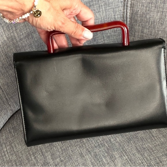 Vintage black faux leather handbag with red Bakelite handle and buckle - Picture 3 of 12